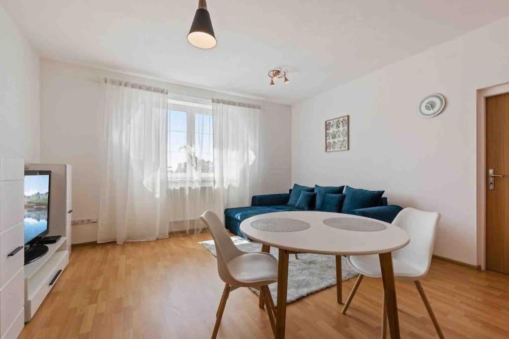 Modern & Cozy Apartment Near Hockey & Football Arena Bratislava Luaran gambar